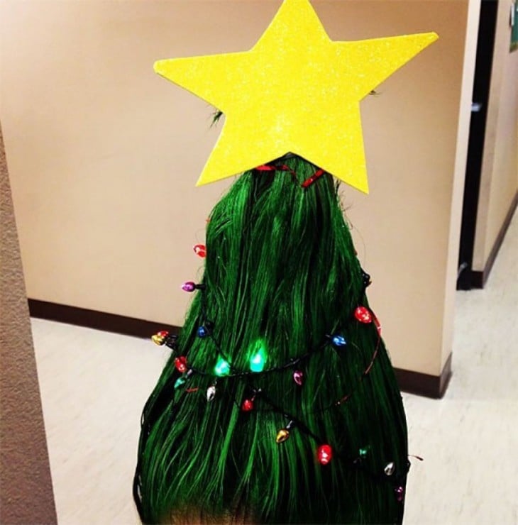 niña con el peinado de un árbol de navidad 