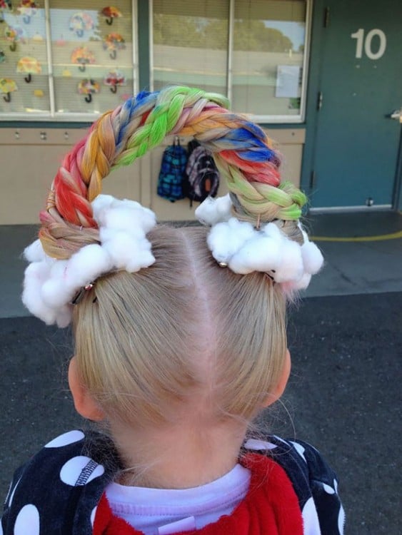 peinado de una niña simulando ser un arcoiris 