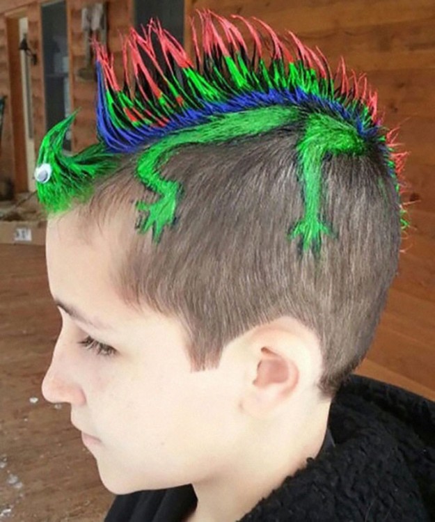 peinado de un niño simulando ser una iguana 