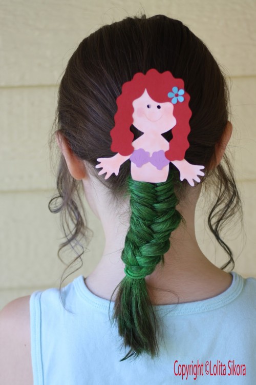 niña con una trenza simulando ser la sirenita 