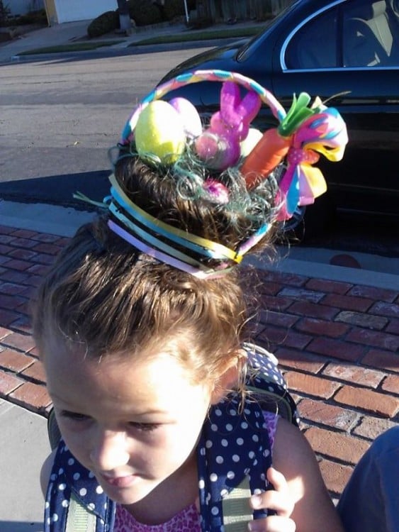 niña con un peinado de una canasta de pascua 