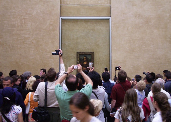 miles de turistas queriendo tomarle una foto a la Mona Lisa