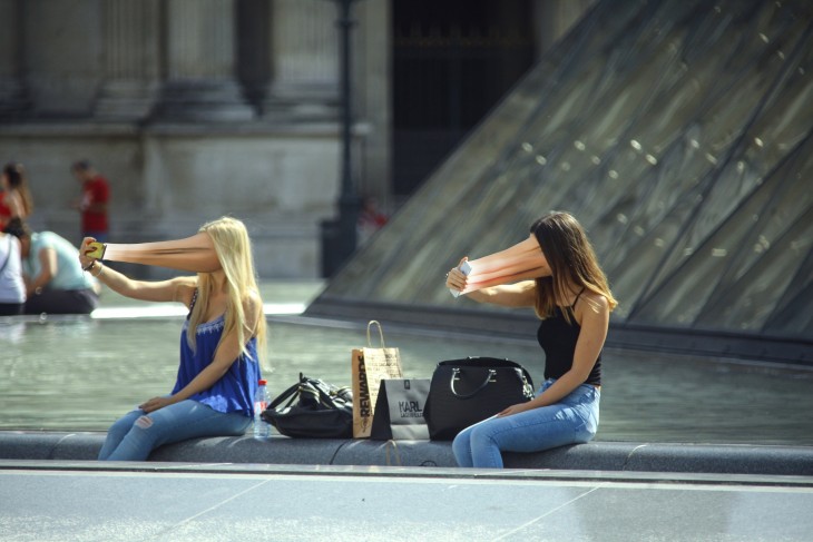 CHICAS CON EL ALMA ROBADA POR EL CELULAR