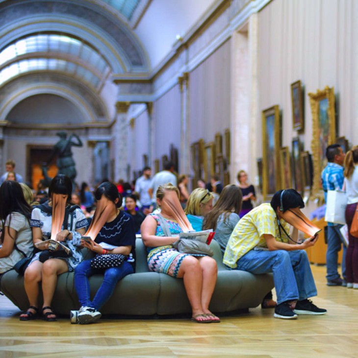 PERSONAS EN MUSEO DE ARTE VIENDO TODOS SUS CELULARES