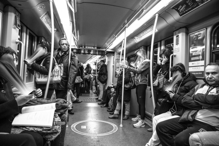 PERSONAS EN EL METRO QUE NO SE COMUNICAN ENTRE ELLAS