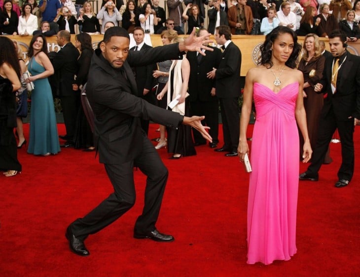 Fotografía de Will Smith presumiendo a su esposa durante una alfombra roja 