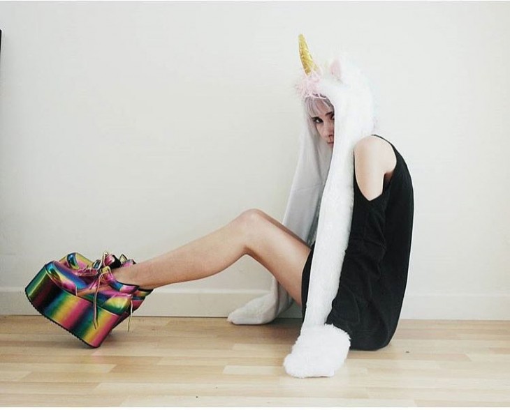 MUJER CON GORRO DE UNICORNIO