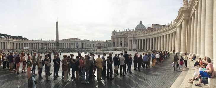 Filas de turistas en el la Plaza de San Pedro