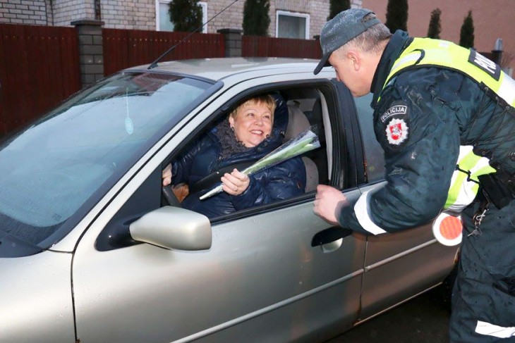 Policía en Lituania regala flores a los coches conducidos por mujeres el día de la mujer 