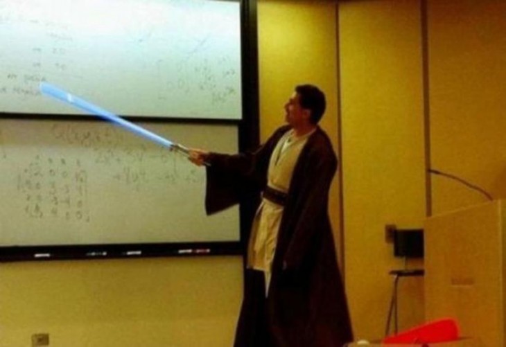 profesor de matemáticas vestido de padawan de Star Wars