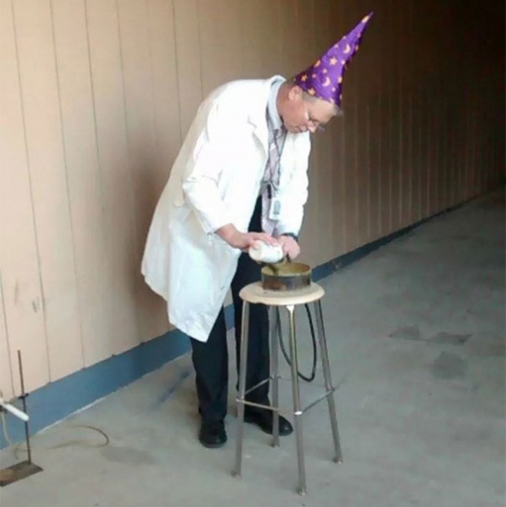 profesor de física durante un experimento usando un gorro de mago 