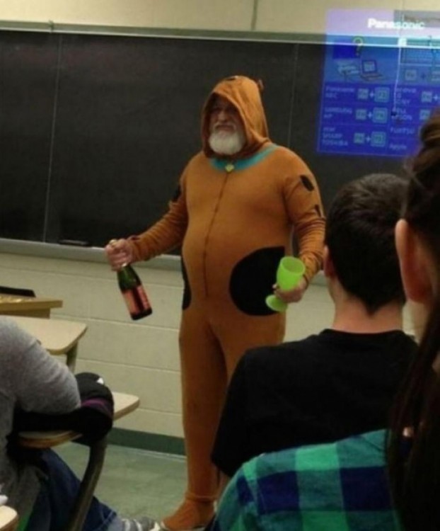 profesor vestido de Scooby Doo 