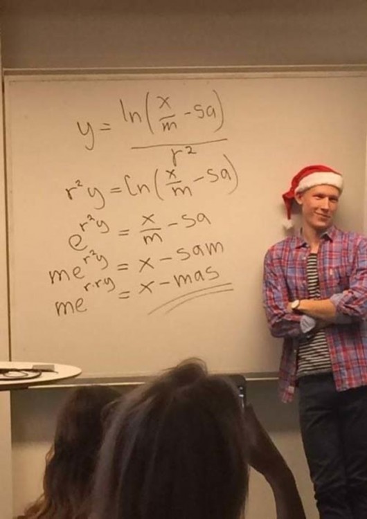 Profesor con un gorro de santa claus y una ecuación diciendo Merry Christmas 
