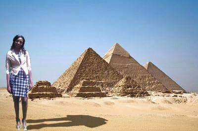photoshop de la keniana Seve Gat´s en las pirámides de Egipto 