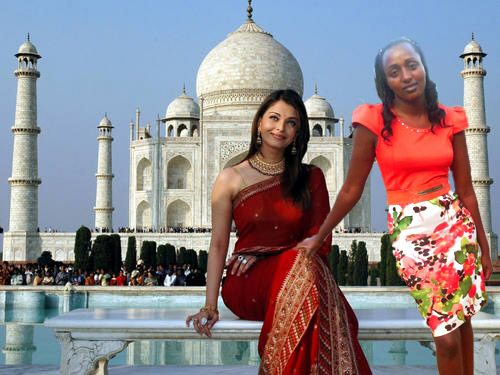 Seve Gat´s en el Taj Mahal recargada sobre la rodilla de una chica 