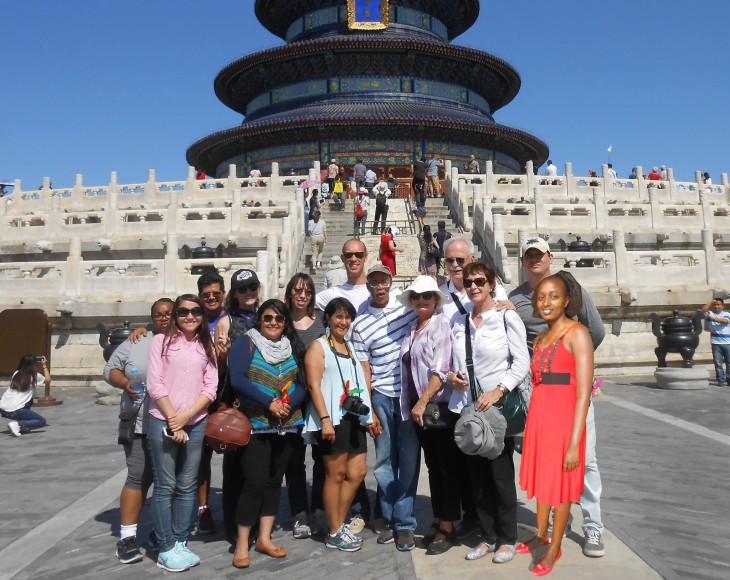 imagen photoshopeada de Seve Gat´s con una multitud de gente en un lugar turístico en China 