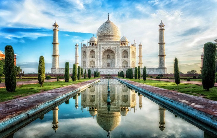 Vista del Taj Mahal con el cielo despejado, postal