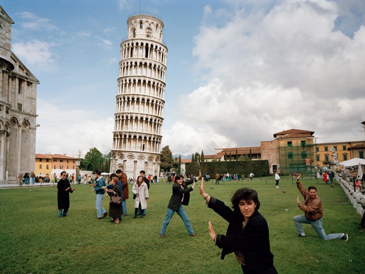 Muchos turistas que quieren tomarse una foto sosteniendo la Torre Pisa