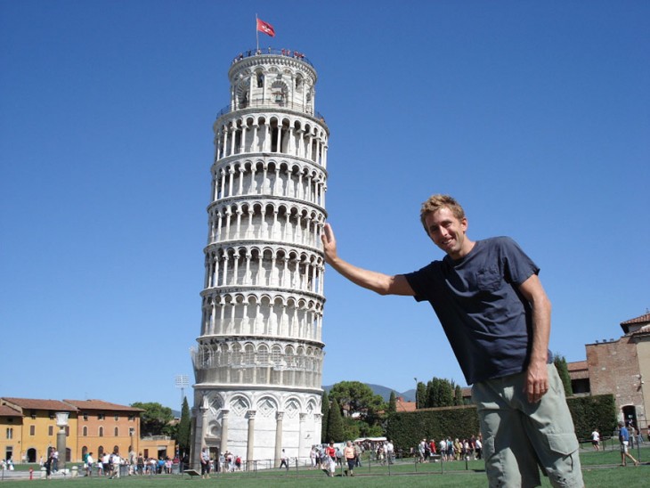 Hombre en foto que parece que sostiene la Torre de Pisa