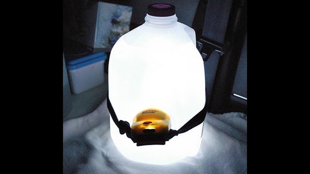 Lámpara hecha con un galón de jugo 