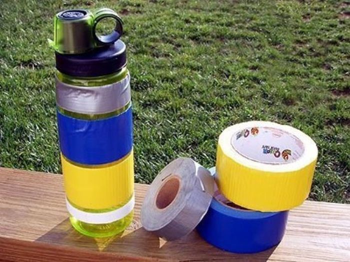 botella de agua con cinta adhesiva 