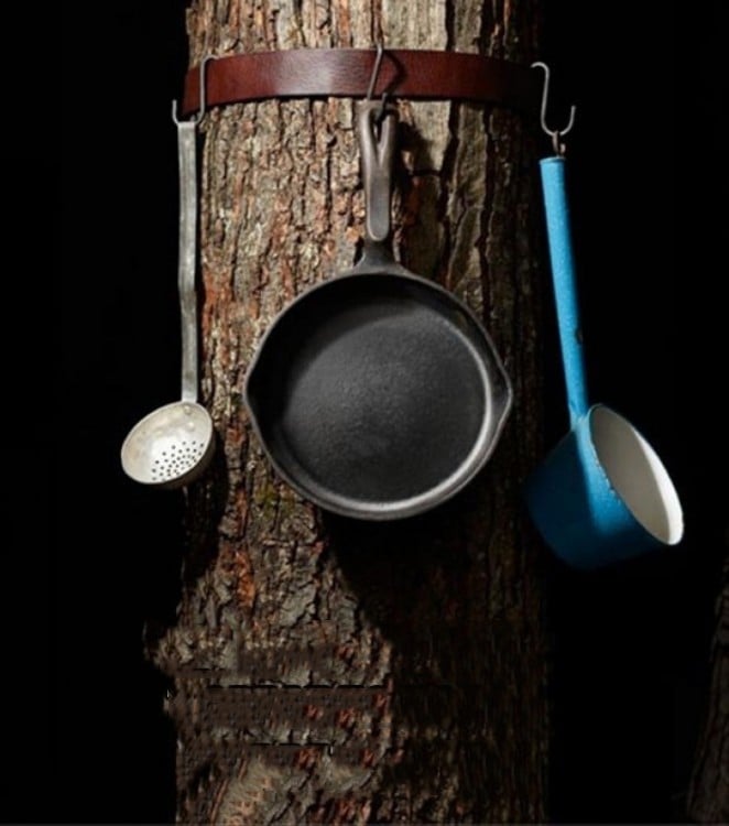 cinturón amarrado a un árbol ideal para colgar utensilios de cocina 