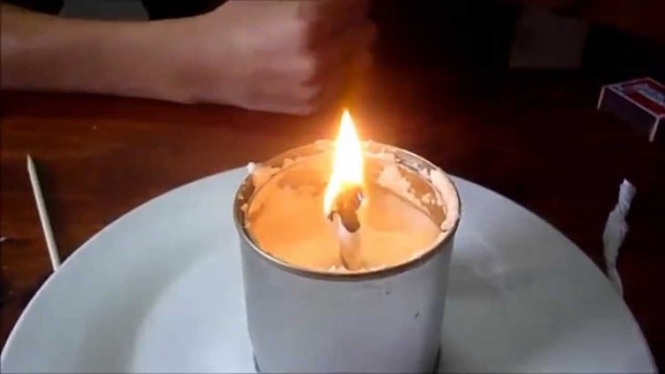 haz una vela dentro de una lata de manteca vegetal 