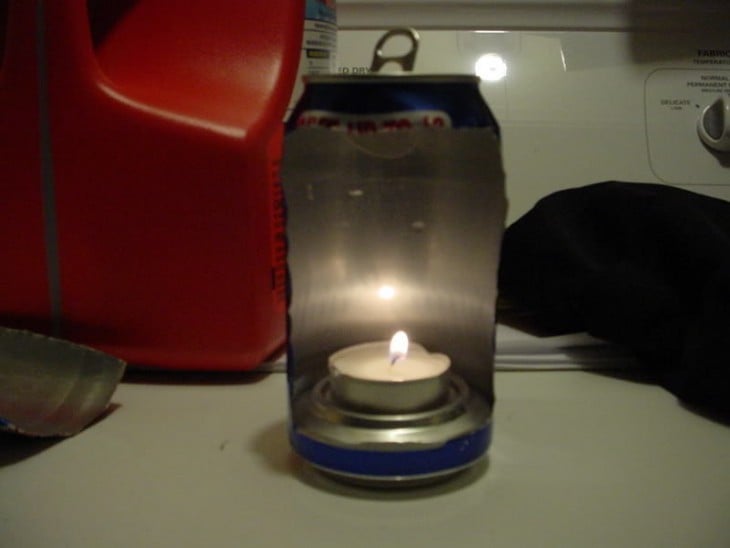 crea una lámpara con una lata y una vela 
