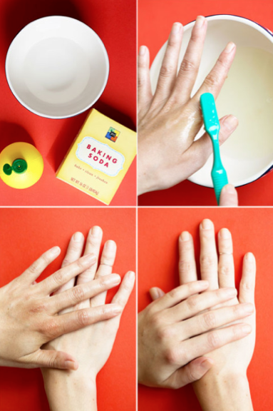 cepillo de dientes limpiando las manchas del exceso de bronceador en las manos 