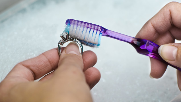 cepillo dental limpiando un anillo 