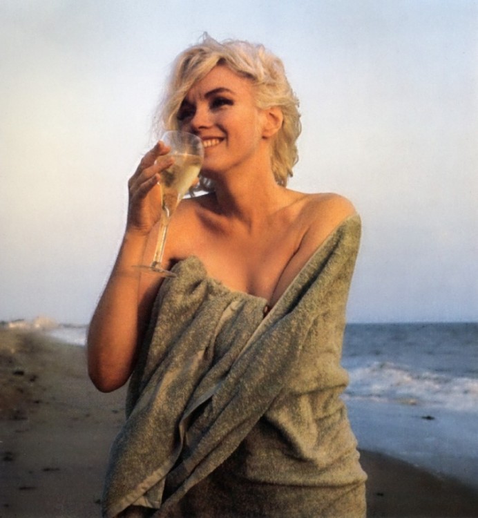 MARILYN MONROE EN LA PLAYA TOMANDO UN POCO DE VINO BLANCO