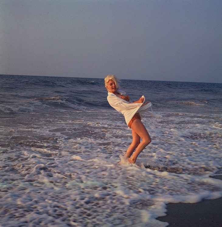 MARILYN MONROE CON CAPA DE BAÑO EN EL MAR DE SANTA MÓNICA