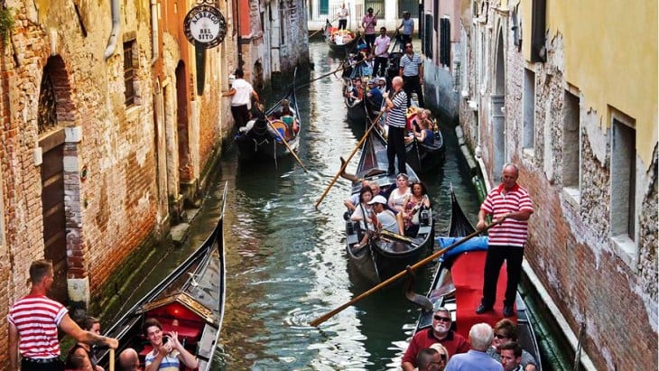 canal de Venecia lleno de turistas