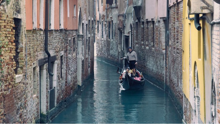 canal de Venecia en un paseo romántico en la góndola