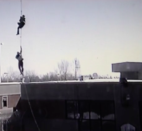 dos presos colgados de la cuerda de un helicóptero en Canadá 