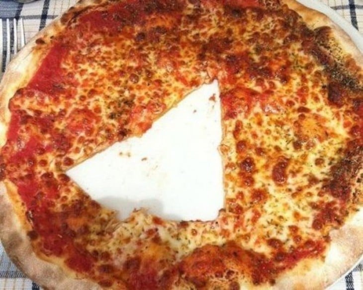 Pizza cortada en el centro