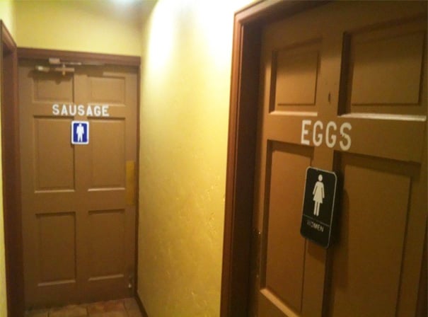 letrero de baños, hombres salchichas, mujeres huevos