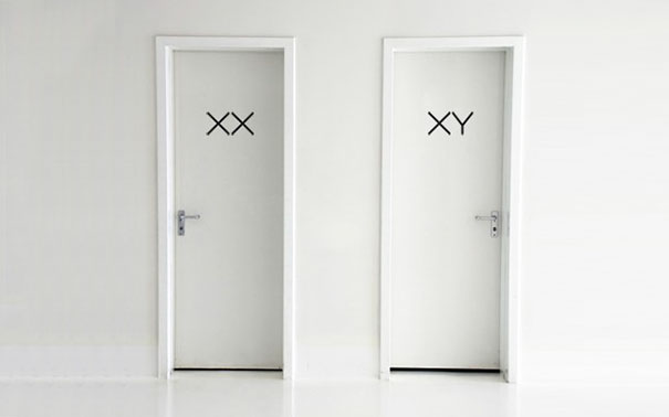 puertas de baños, una con XX y otra con XY