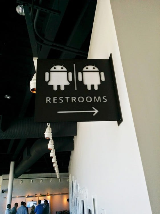 letreros baños en google, muñequito Android