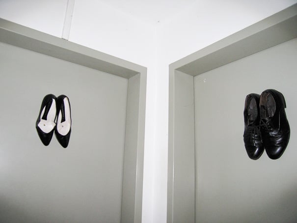 zapatos clavados en las puertas de los baños