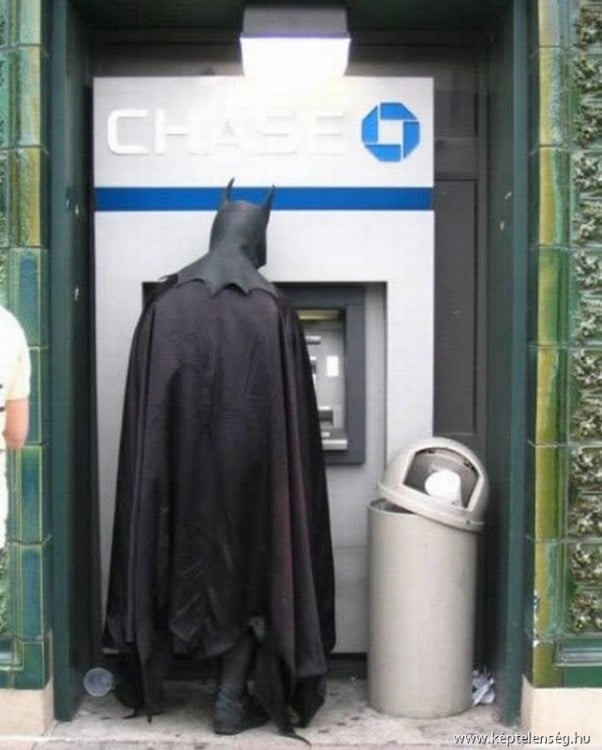 batman retirando dinero de un ATM