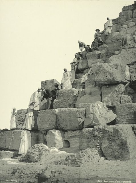 escalando una de las pirámides