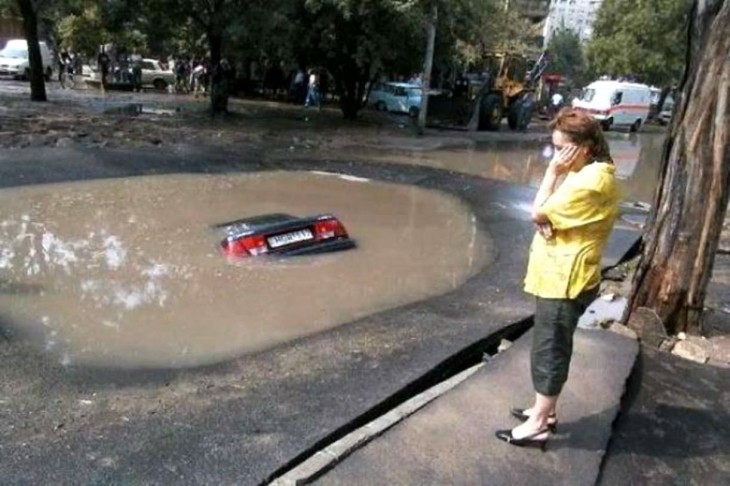 carro sumido en un bache