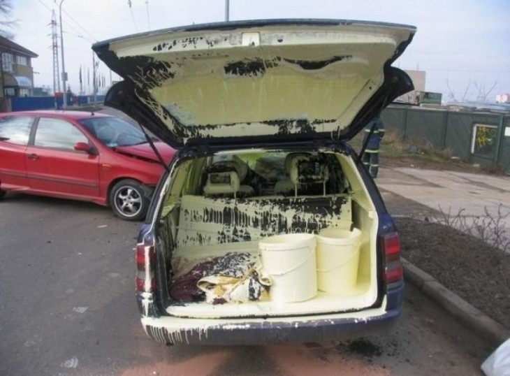 pintura se derrama en el carro