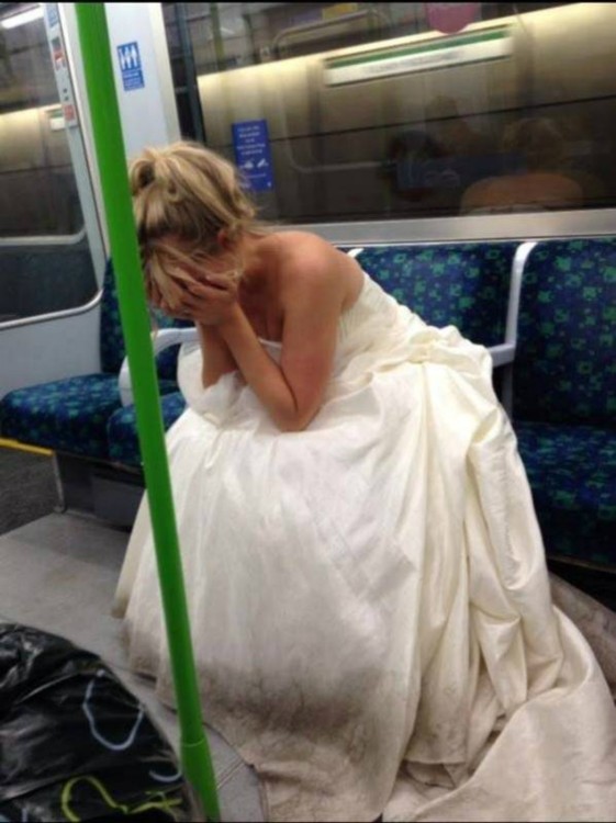 novia abandonada en el metro