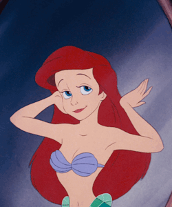 Ariel viéndose en el espejo