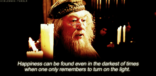 Dumbledore encendiendo una vela mientras habla de cómo encontrar la felicidad