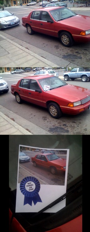 carro rojo ganador por estacionarse lejos de la banqueta