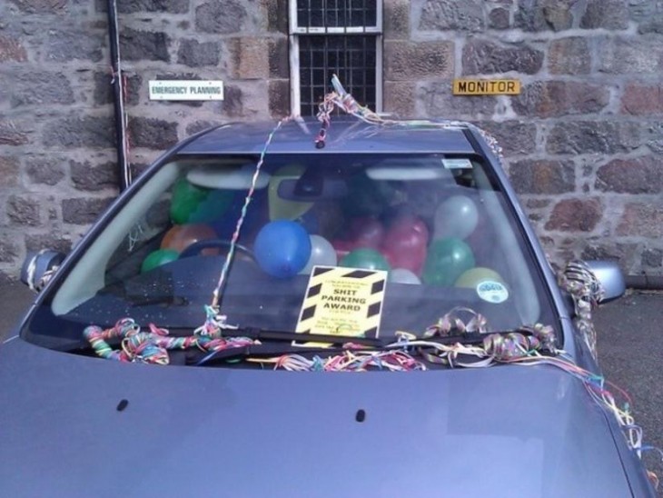 Carro con globos premio por mal estacionarse