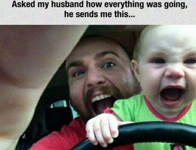 foto de papá e hijo gritando mientras el bebé va en el volante